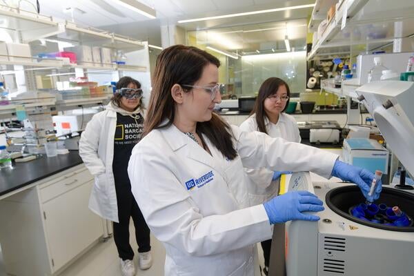 Dr. Heinrich in her lab